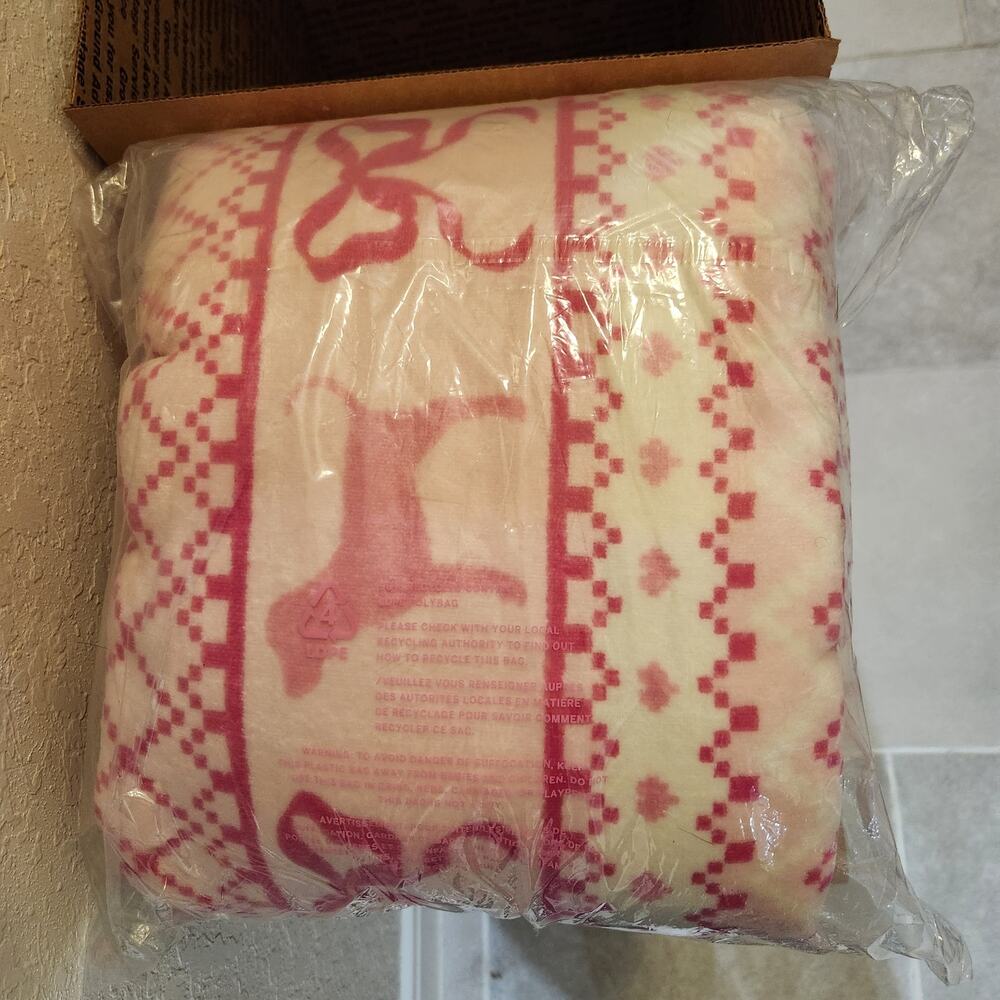 Victoria’s Secret PINK x LoveShackFancy Cozy Plush Fleece Throw Blanket - Picture 4 of 4